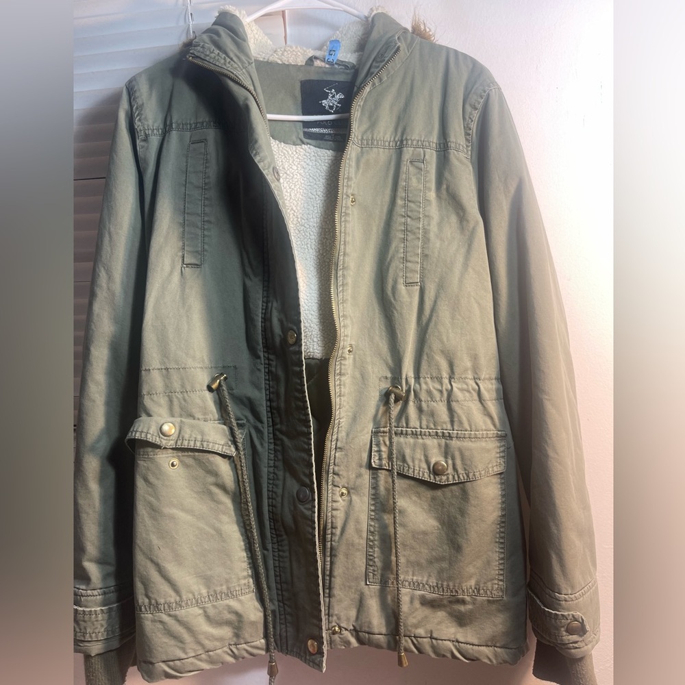 Military green jacket like new.